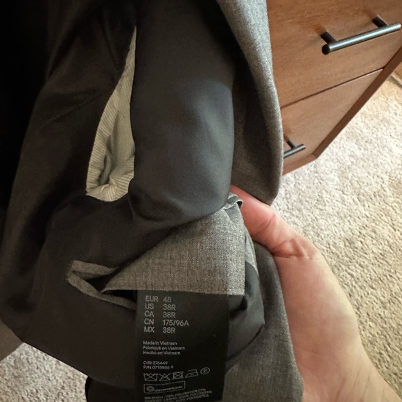 H&M Slim Fit Suit - jacket 38r and pants 33r - Picture 4 of 6